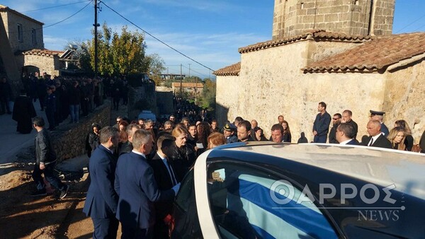Πτώση αεροπλάνου: Βαθμός αντιπτεράρχου στον πιλότο - Συγκίνηση στην κηδεία του