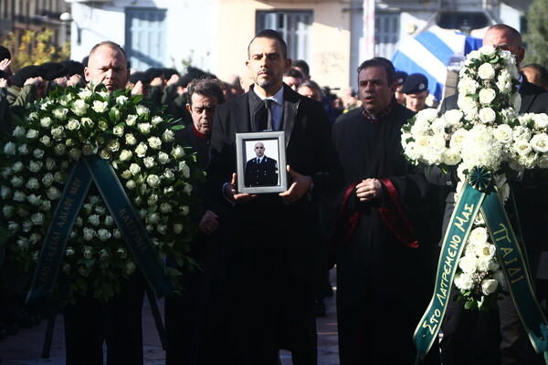 Βαθιά οδύνη στην κηδεία του αστυνομικού που πέθανε μετά τα επεισόδια στου Ρέντη