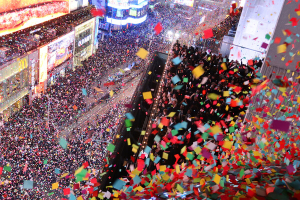 Πρωτοχρονιά 2024: Με λάμψη και προσδοκία υποδέχθηκε ο πλανήτης το νέο έτος 