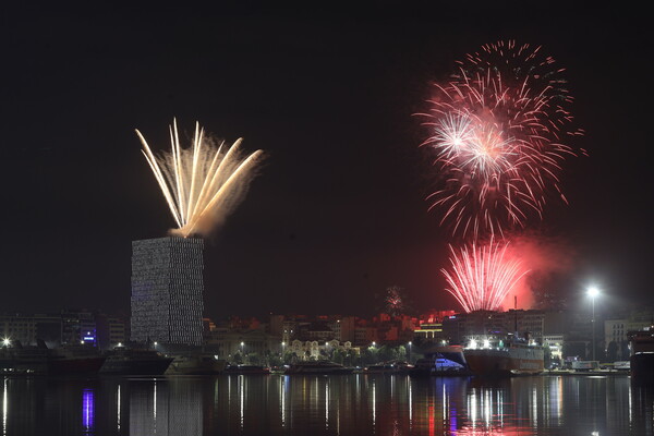 Η Ελλάδα υποδέχθηκε το 2024 με πυροτεχνήματα, συναυλίες και πάρτι