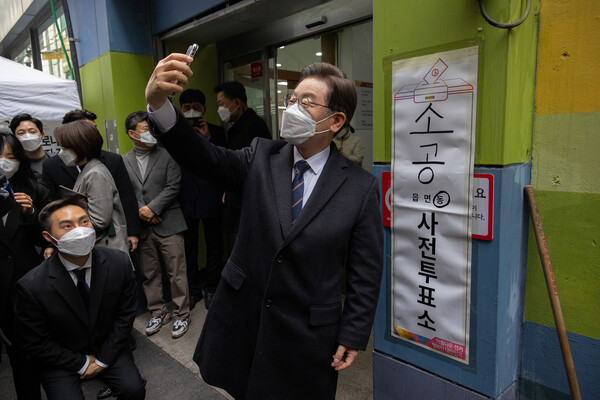 Νότια Κορέα: Επίθεση με μαχαίρι δέχθηκε ο ηγέτης της αντιπολίτευσης