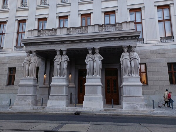 Οι plus size Καρυάτιδες της Βιέννης και η θεά Αθηνά της αυστριακής Βουλής 