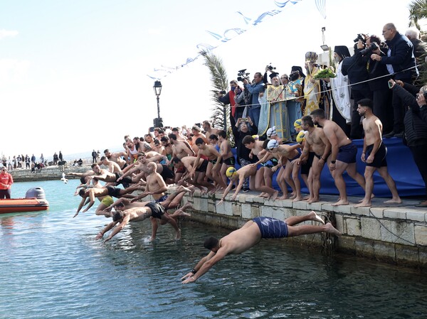 Θεοφάνεια: Στιγμιότυπα από τον αγιασμό των υδάτων σε όλη την Ελλάδα