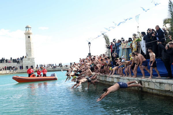 Θεοφάνεια: Στιγμιότυπα από τον αγιασμό των υδάτων σε όλη την Ελλάδα