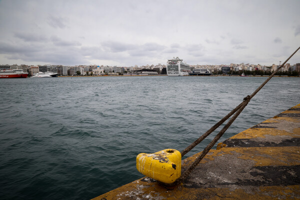 Άρση απαγορευτικού απόπλου: Από το απόγευμα κανονικά τα δρομολόγια των πλοίων από το λιμάνι του Πειραιά
