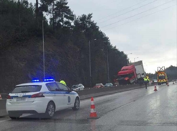 Τροχαίο ατύχημα στη Θεσσαλονίκη: Δίπλωσε νταλίκα στο Δερβένι