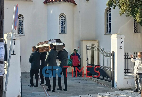 Γυναικοκτονία στη Θεσσαλονίκη: Βαρύ το κλίμα στην κηδεία της 41χρονης