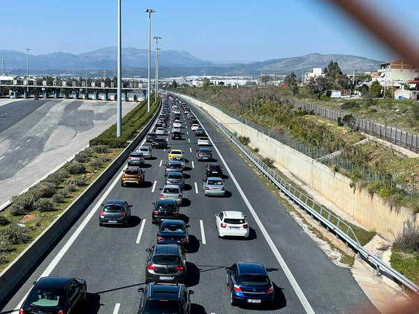 Φωτιά σε αυτοκίνητο στην Αττική οδό- Έκλεισαν λωρίδες κυκλοφορίας