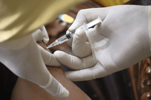 Κορωνοϊός: Ο Ιατρικός Σύλλογος διαφωνεί με τους εμβολιασμούς σε φαρμακεία