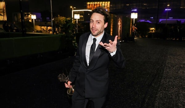 Κίραν Κάλκιν: Το βραβείο Emmy, η επίθεση στον πατέρα του και τα τρυφερά λόγια προς τη μητέρα του