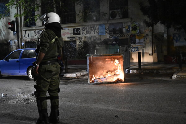 Επεισόδια με χημικά και μολότοφ έξω από το Πολυτεχνείο