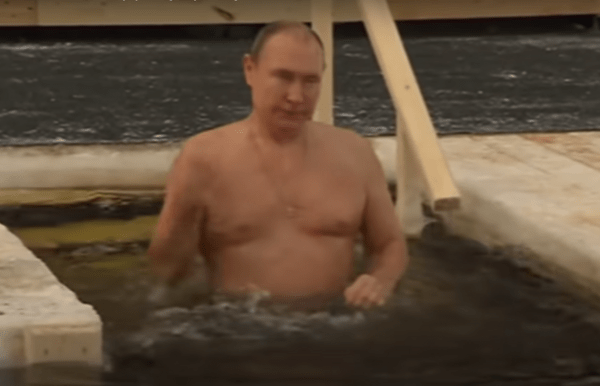 Ο Πούτιν βούτηξε ξανά στα παγωμένα νερά για τα Θεοφάνια 