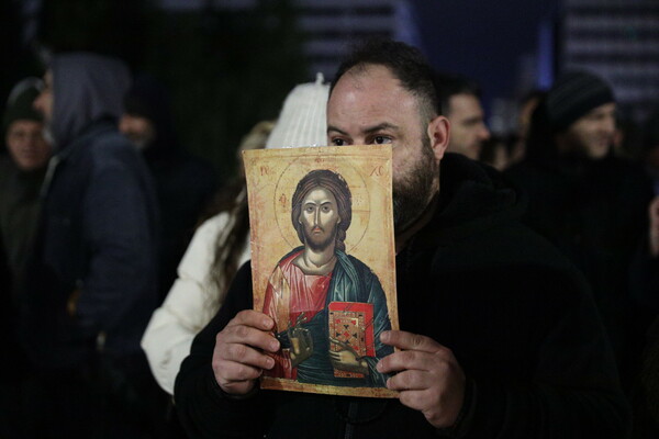 Με σταυρούς και εικόνες διαμαρτυρήθηκαν στο Σύνταγμα κατά του γάμου ομόφυλων ζευγαριών