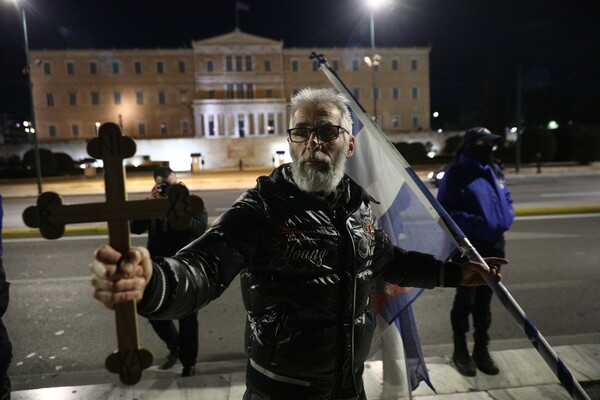 Με σταυρούς και εικόνες διαμαρτυρήθηκαν στο Σύνταγμα κατά του γάμου ομόφυλων ζευγαριών