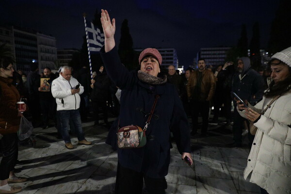 Με σταυρούς και εικόνες διαμαρτυρήθηκαν στο Σύνταγμα κατά του γάμου ομόφυλων ζευγαριών