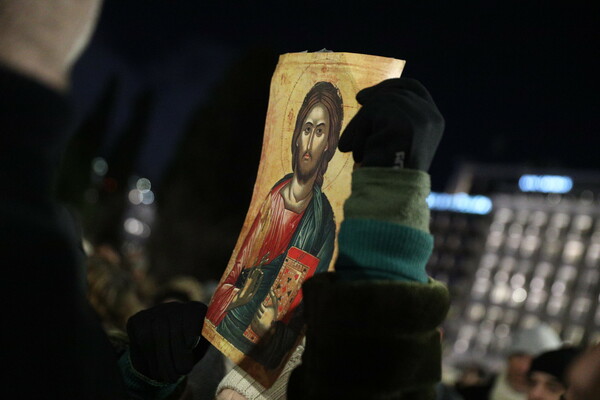 Με σταυρούς και εικόνες διαμαρτυρήθηκαν στο Σύνταγμα κατά του γάμου ομόφυλων ζευγαριών