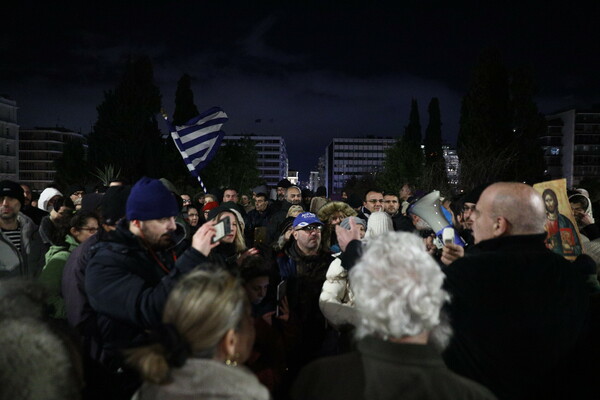 Με σταυρούς και εικόνες διαμαρτυρήθηκαν στο Σύνταγμα κατά του γάμου ομόφυλων ζευγαριών