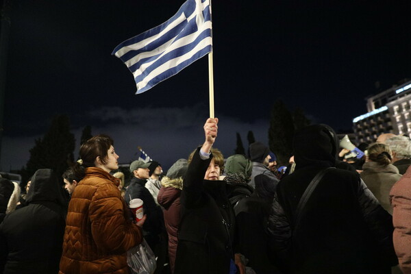 Με σταυρούς και εικόνες διαμαρτυρήθηκαν στο Σύνταγμα κατά του γάμου ομόφυλων ζευγαριών