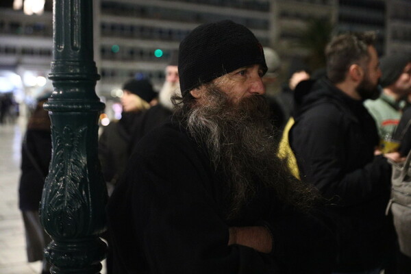 Με σταυρούς και εικόνες διαμαρτυρήθηκαν στο Σύνταγμα κατά του γάμου ομόφυλων ζευγαριών