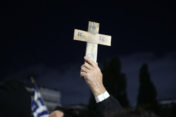 Με σταυρούς και εικόνες διαμαρτυρήθηκαν στο Σύνταγμα κατά του γάμου ομόφυλων ζευγαριών