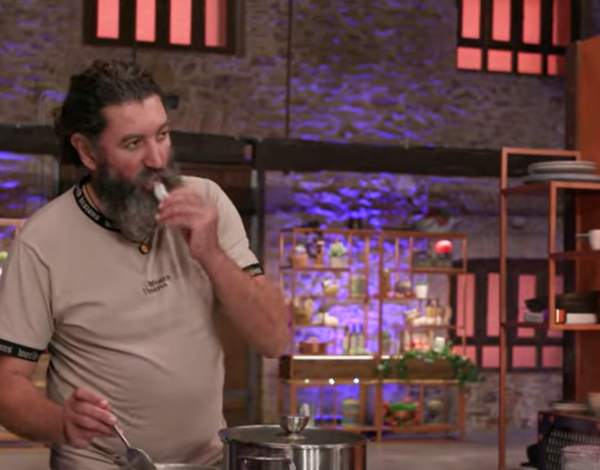 Masterchef: Παίκτης δάγκωσε ψάρι και το έριξε ξανά στην κατσαρόλα