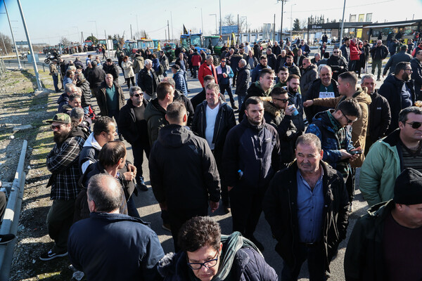 Λάρισα: Ένταση μεταξύ αγροτών και αστυνομικών στον κόμβο Πλατυκάμπου