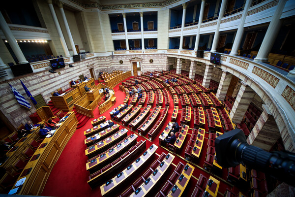 Επιστολική ψήφος: Πέρασε το νομοσχέδιο για τις ευρωεκλογές- Όχι στην τροπολογία για τις εθνικές