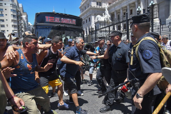 Αργεντινή: Μαζικές διαδηλώσεις εναντίον του προέδρου Χαβιέρ Μιλέι