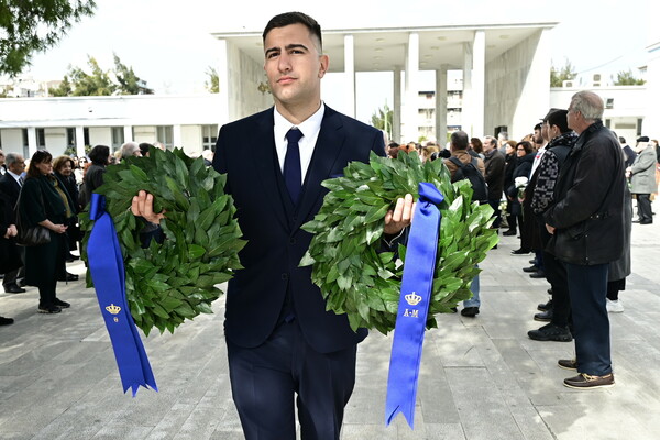 Πλήθος κόσμου και συγκίνηση στην κηδεία της Αιμιλίας Γερουλάνου