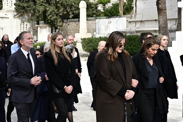 Πλήθος κόσμου και συγκίνηση στην κηδεία της Αιμιλίας Γερουλάνου