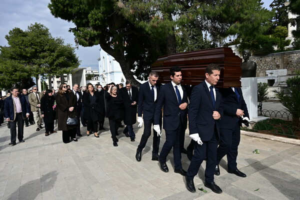 Πλήθος κόσμου και συγκίνηση στην κηδεία της Αιμιλίας Γερουλάνου