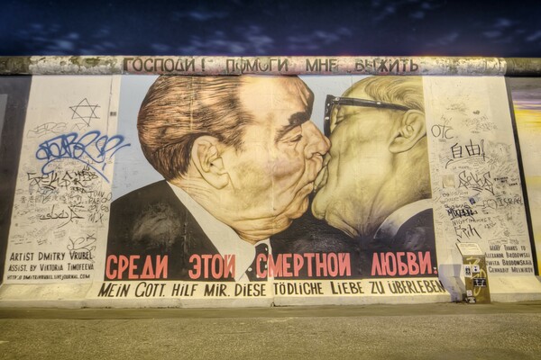 Το παθιασμένο φιλί Τραμπ και Μπάιντεν στο περιοδικό των FT