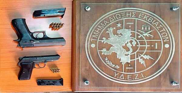 Συλλήψεις για οπλοφορία σε μπαρ στον Πειραιά- Το όπλο είχε κλαπεί από αστυνομικό