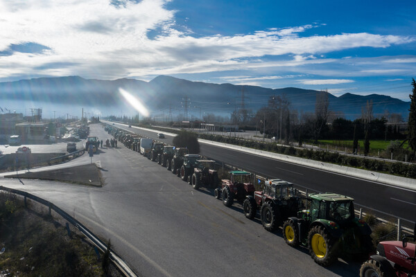 Αγρότες έκλεισαν την εθνική οδό Αθηνών – Λαμίας 