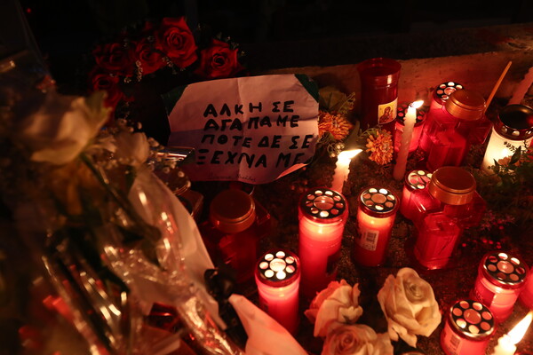 Δολοφονία Καμπανού: Άναψαν 19 κεριά τα ξημερώματα στη μνήμη του Άλκη