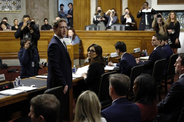 Η συγγνώμη του Ζούκερμπεργκ σε γονείς θυμάτων, στην τεταμένη ακρόαση για τα social media