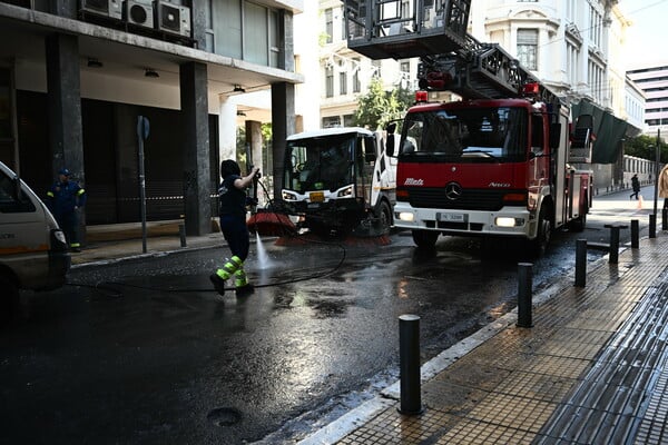 Έκρηξη βόμβας: Έρευνες από την αντιτρομοκρατική- Εικόνες από τις ζημιές στο υπ. Εργασίας και άλλα κτήρια