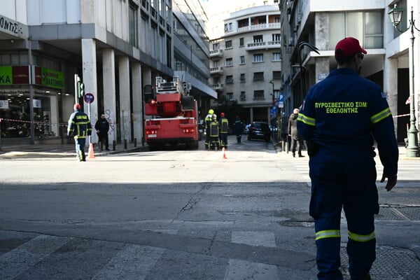 Έκρηξη βόμβας: Έρευνες από την αντιτρομοκρατική- Εικόνες από τις ζημιές στο υπ. Εργασίας και άλλα κτήρια