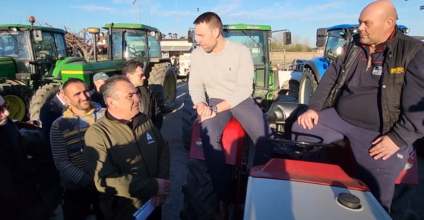 Στέφανος Κασσελάκης: Ανέβηκε σε τρακτέρ στην Ημαθία - Στο πλευρό των αγροτών