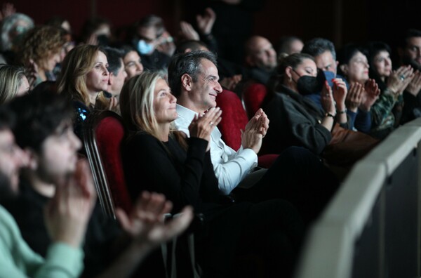 «Τρεις Ψηλές Γυναίκες»: Στο Δημοτικό Θέατρο Πειραιά ο Μητσοτάκης, είδε την παράσταση