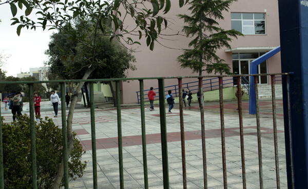 Καλύβια: Εισαγγελική παρέμβαση για πατέρα μαθητή που επιτέθηκε σε εκπαιδευτικούς