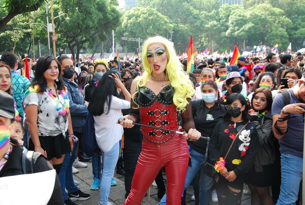Η drag queen Amanda από το Μεξικό γράφει ιστορία με τη δική της ειδησεογραφική εκπομπή