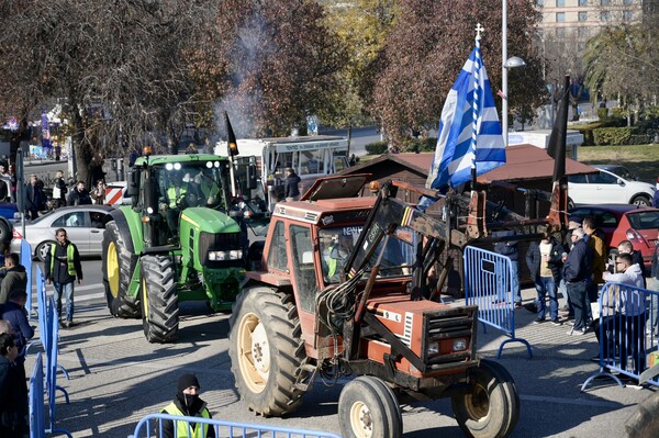 Αγρότες έκλεισαν το ρεύμα προς Αθήνα στο Κάστρο Βοιωτίας