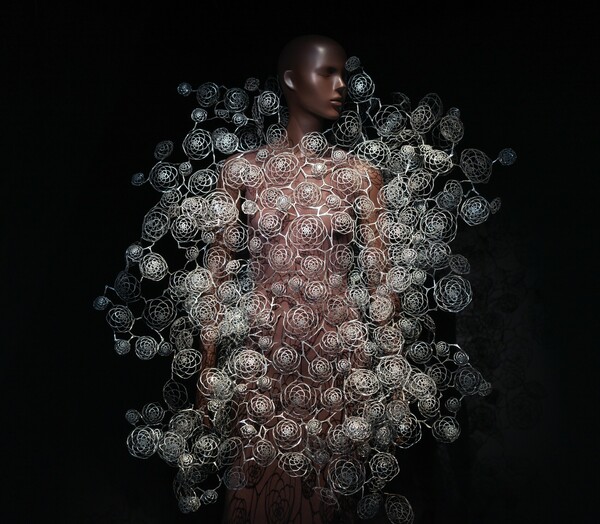 Iris van Herpen: Σμιλεύοντας τις αισθήσεις