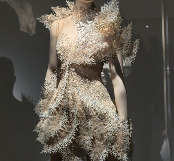 Iris van Herpen: Σμιλεύοντας τις αισθήσεις