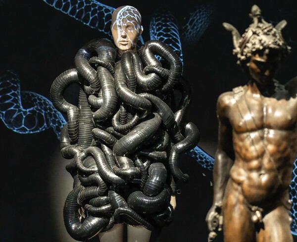 Iris van Herpen: Σμιλεύοντας τις αισθήσεις