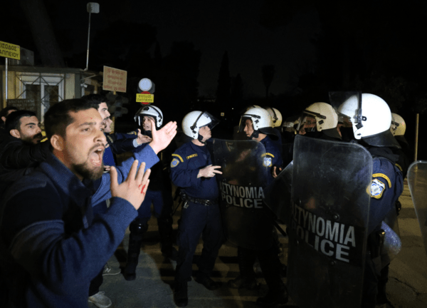 Ομάδα φοιτητών έξω από το Μέγαρο Μαξίμου- Ένταση στο σημείο