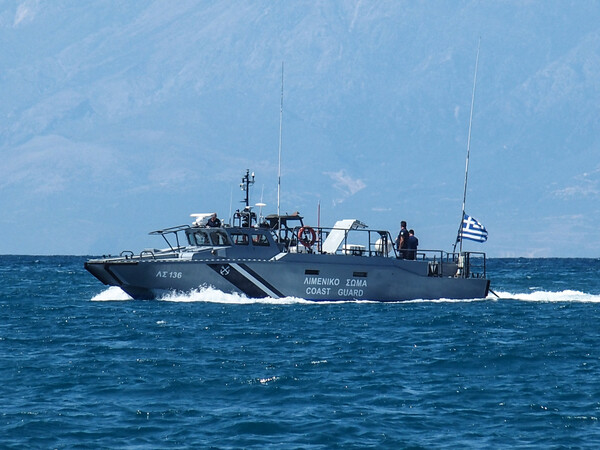 Διάσωση 72 μεταναστών που επέβαιναν σε ξύλινο ακυβέρνητο σκάφος στην Κρήτη
