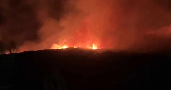 Σε πλήρη εξέλιξη η φωτιά κοντά στην Έξω Χώρα στη Ζάκυνθο