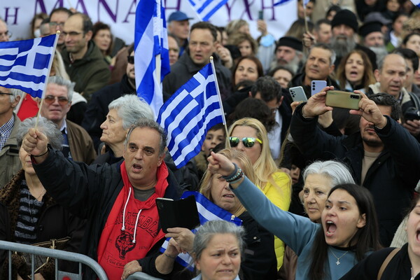 Συγκέντρωση στο Σύνταγμα κατά του γάμου των ομόφυλων ζευγαριών: Σταυροί, εικόνες και σημαίες